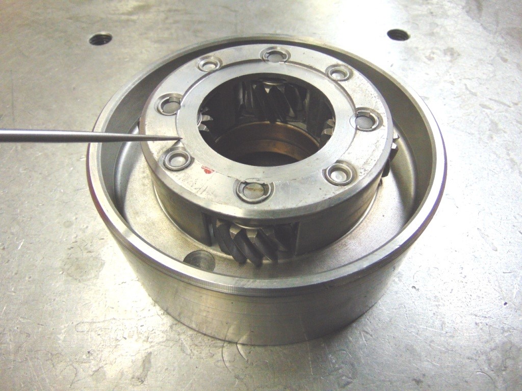 ROLLERIZED REACTION CARRIER